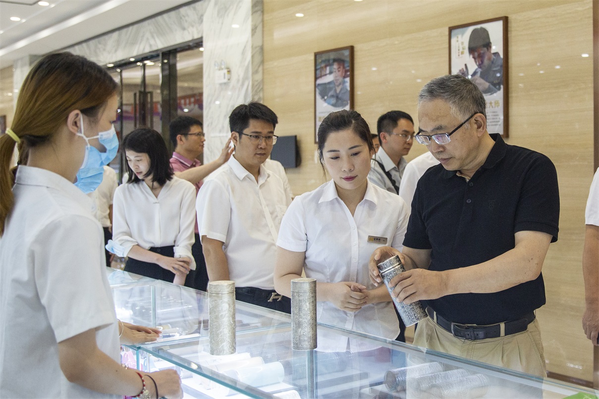 湖南证监局陈光明一行莅临金贵银业调研