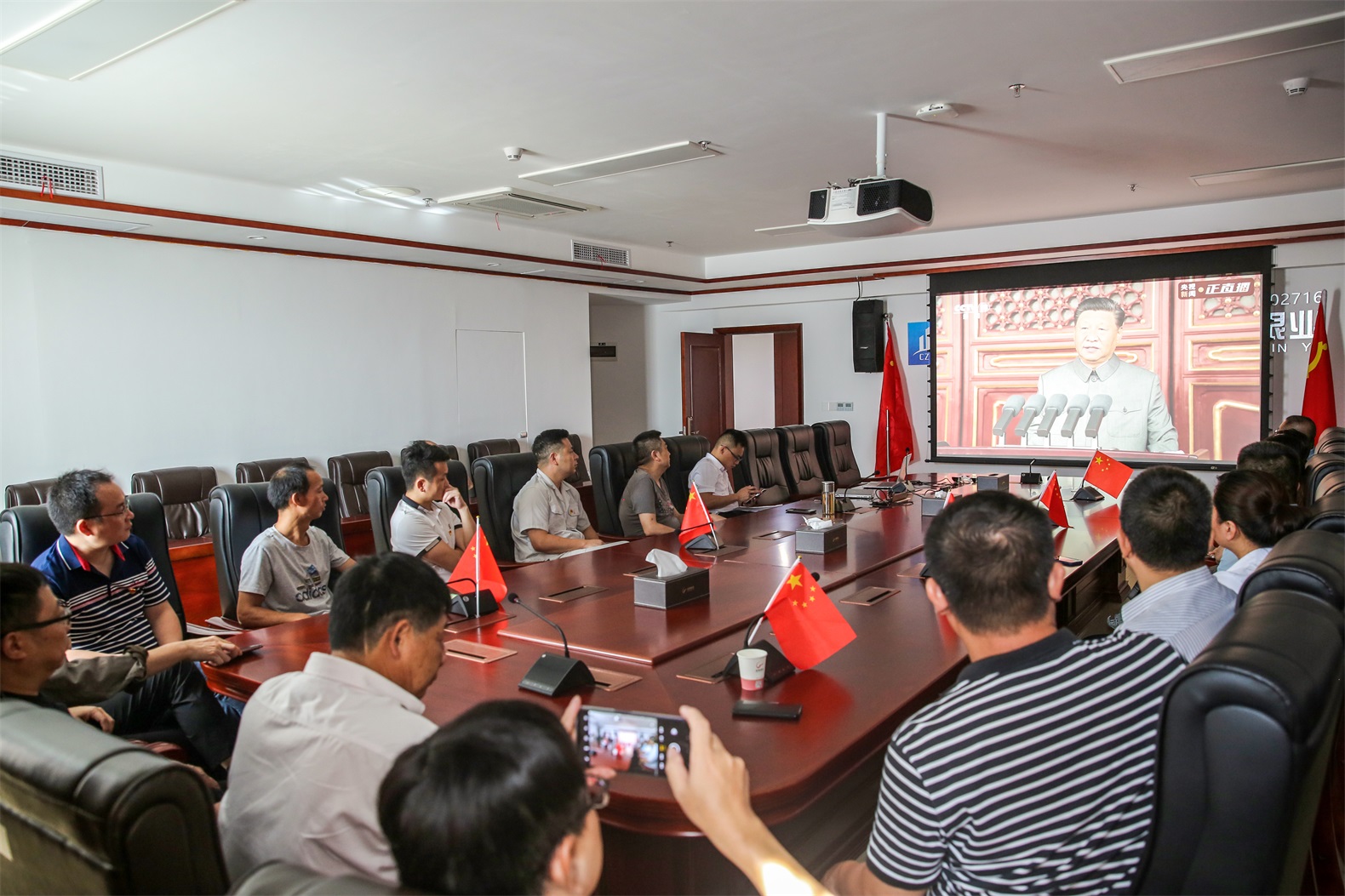 潘郴华带领党员集中收看庆祝中国共产党 成立100周年大会