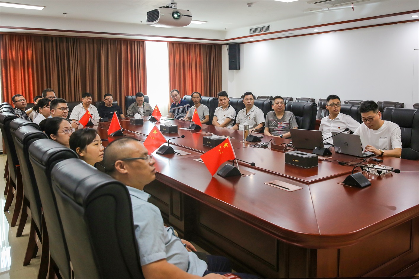 潘郴华带领党员集中收看庆祝中国共产党 成立100周年大会